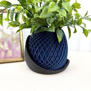 The Stryde Planter, Indoor Flower Pot, Tabletop Planter. Diamond Lattice Design